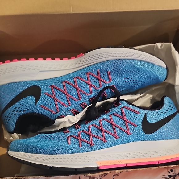 Nike Women's Athletic Shoes in Blue and Pink - Picture 1 of 2